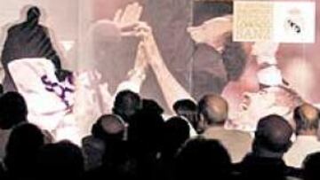 <b>ARROPADO. </b>Lorenzo Sanz comenzó su comparecencia emocionado al ver cómo cerca de 200 personas se congregaron en una de las salas de reuniones del hotel Meliá.