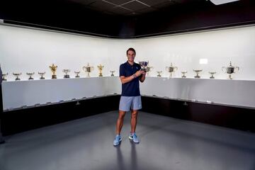 Rafa Nadal acudió al museo de su Academy en Manacor para depositar el trofeo conquistado en París para que todos los aficionados puedan visitarlo. De paso, mandó un mensaje de esperanza en la lucha contra la pandemia: Llevamos muchos meses muy complicados pasándolo mal. Confiemos en que todo esto vaya a mejor