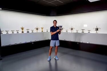 Rafa Nadal acudió al museo de su Academy en Manacor para depositar el trofeo conquistado en París para que todos los aficionados puedan visitarlo. De paso, mandó un mensaje de esperanza en la lucha contra la pandemia: Llevamos muchos meses muy complicados pasándolo mal. Confiemos en que todo esto vaya a mejor