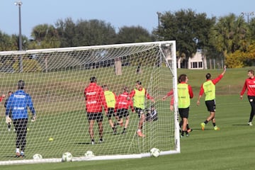 El Bayer Leverkusen entrena en el campo deportivo del Omni Resort. 