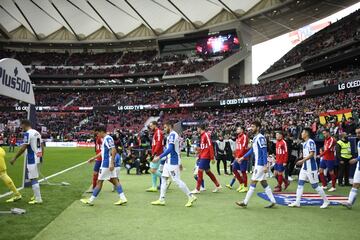 ¡El partido está a punto de comenzar! ¡Los futbolistas, saliendo del túnel de vestuarios!