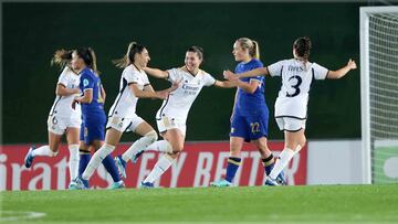 Alegría de Olga Carmona tras su gol al Chelsea.