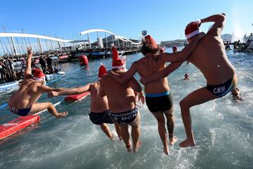 Varios participantes se lanzan al agua para participar en la 111º edición de la Copa Nadal.