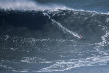 Una montaña de agua persigue a un surfista en Praia do Norte, Nazaré (Portugal) el 25 de febrero del 2022.