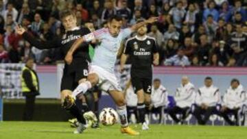 Fabi&aacute;n Orellana pelea un bal&oacute;n con Toni Kroos durante el partido de la temporada pasada que enfrent&oacute; al Celta de Vigo y al Real Madrid en Bala&iacute;dos.
