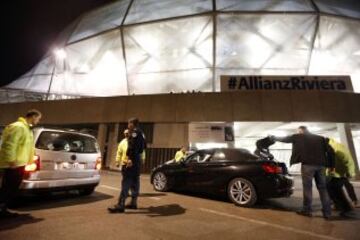 La policía se emplea a fondo en los registros y controles de seguridad fuera del estadio "Allianz Riviera" en Niza, antes del partido Niza - Lyon