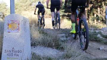 Varios corredores ruedan en bicicletas de MTB rumbo a Santiago de Compostela durante la disputa de la GAES Pilgrim Race.