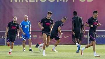 Jordi Alba, Piqué y Busquets se ejercitan en el entrenamiento de ayer del Barcelona.