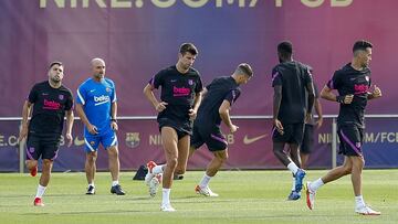 Jordi Alba, Piqu&eacute; y Busquets se ejercitan en el entrenamiento de ayer del Barcelona.