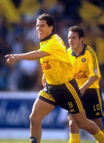 El goleador argentino José Luis Calderón es otro de los que conquistó la Libertadores con Estudiantes en 2009. Antes jugó en México, primero con el América (Verano 2000 a Verano 2001), luego con Atlas (Invierno 2001 a Clausura 2003) y finalmente con el Atlante (únicamente 45 minutos en el Apertura 2013).