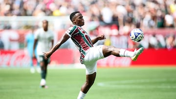 EAST RUTHERFORD, NEW JERSEY - JULY 08: Jhon Arias #21 of Fluminense FC controls the ball during the FIFA Club World Cup 2025 semi-final match between Fluminense FC and Chelsea FC at MetLife Stadium on July 08, 2025 in East Rutherford, New Jersey. Alex Grimm/Getty Images/AFP (Photo by ALEX GRIMM / GETTY IMAGES NORTH AMERICA / Getty Images via AFP)