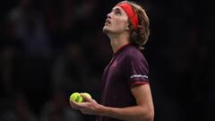 Alexander Zverev reacciona durante su partido ante Robin Haase en el Masters 1.000 de Par&iacute;s.