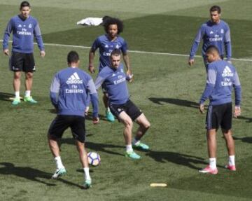 Gareth Bale en el centro del rondo.