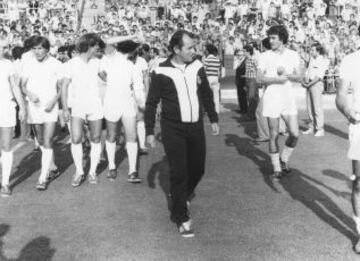 Boskov en la presentación junto a la plantilla del Real Madrid.