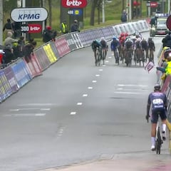 El sprint a toda pastilla se encuentra con un ciclista en sentido contrario y el final es insuperable