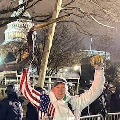 Un exjugador del Barcelona entre los manifestantes del Capitolio