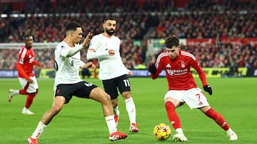 Soccer Football - Premier League - Nottingham Forest v Liverpool - The City Ground, Nottingham, Britain - January 14, 2025 Liverpool's Mohamed Salah and Liverpool's Trent Alexander-Arnold in action with Nottingham Forest's Neco Williams Action Images via Reuters/Andrew Boyers EDITORIAL USE ONLY. NO USE WITH UNAUTHORIZED AUDIO, VIDEO, DATA, FIXTURE LISTS, CLUB/LEAGUE LOGOS OR 'LIVE' SERVICES. ONLINE IN-MATCH USE LIMITED TO 120 IMAGES, NO VIDEO EMULATION. NO USE IN BETTING, GAMES OR SINGLE CLUB/LEAGUE/PLAYER PUBLICATIONS. PLEASE CONTACT YOUR ACCOUNT REPRESENTATIVE FOR FURTHER DETAILS..