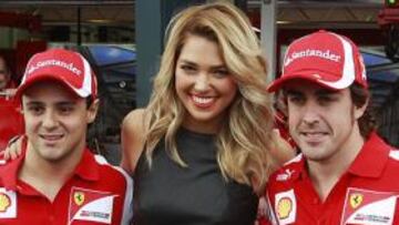 <b>EMBAJADORA.</b> Massa y Alonso, junto a Ashley Hart, embajadora del Gran Premio de Australia.