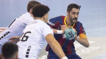 Raúl Entrerríos intenta lanzar durante el partido de la Champions League de Balonmano entre el Barcelona y el Nantes.