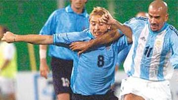 <b>ARGENTINA GANÓ EL ÚLTIMO DUELO.</b> Argentina se impuso a Uruguay en el último amistoso disputado entre ambas selecciones. DAlessandro marcó el definitivo 3-2 a favor de los de Marcelo Bielsa. En la imagen de la derecha, Juan Sebastián Verón pugna por un balón con Marcelo Sosa.