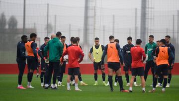 06-10-23. LA PLANTILLA DEL SPORTING, EN TORNO A SU ENTRENADOR MIGUEL ÁNGEL RAMÍREZ, DURANTE EL ENTRENAMIENTO EN MAREO.