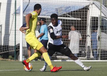 Yunus Musah defendiendo el ataque del Villarreal.