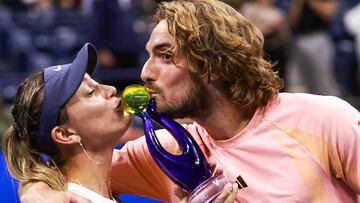 La tenista española Paula Badosa y el tenista griego Stefanos Tsitsipas besan el trofeo de campeones del torneo de exhibición de dobles mixto US Open Mixed Madness.
