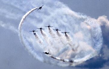 La Patrulla Águila, durante su exhibición en San Javier (Murcia). Sus excelentes figuras y sus arriesgadas formaciones son reconocidas en todo el mundo.