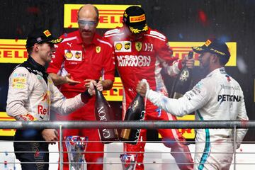 Max Verstappen celebra con Lewis Hamilton la segunda plaza en el Gran Premio de Estados Unidos. 