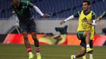 Rafael Márquez junto a Salcido.