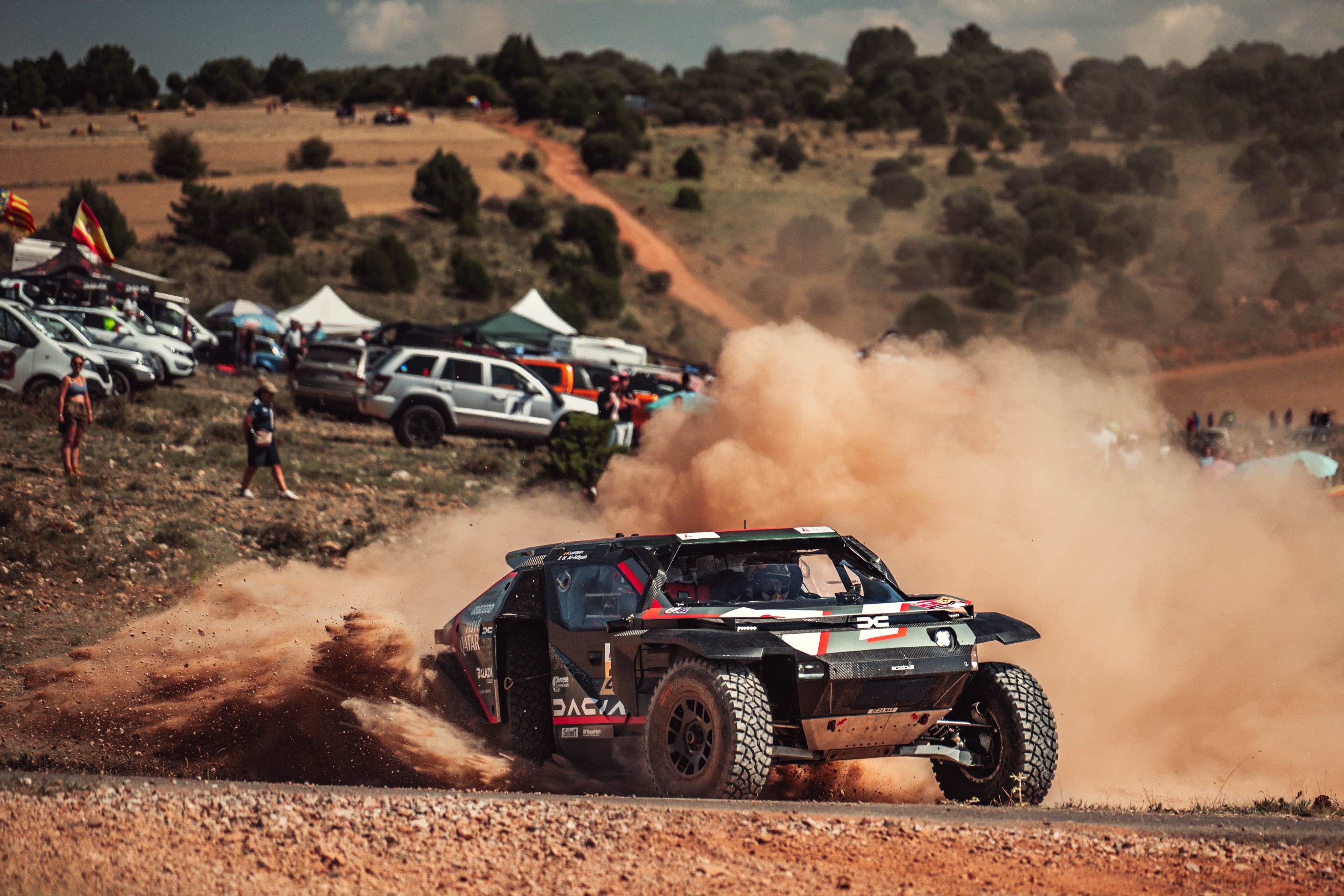 Nasser Al Attiyah con el Dacia del Dakar que participará en el Rally de Portugal 2025.