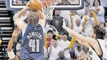<b>EL TRIPLE DECISIVO. </b>Nowitzki lanza el triple que forzó la prórroga ante la mirada de Pau Gasol.