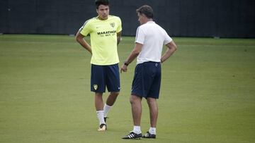 Michel conversanco con Adalberto Peñaranda.