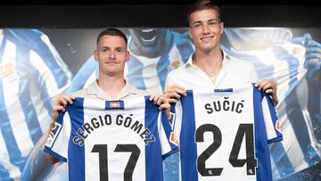 SAN SEBASTIÁN, 19/08/2024.- Los futbolistas Sergio Gómez (i) y Luka Sucic posan durante su presentación como jugadores de la Real Sociedad este lunes en el estadio Reale Arena de San Sebastián. EFE/Javier Etxezarreta