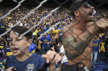 Supporters of Boca Juniors cheer for their team before the start of the first leg match of the all-Argentine Copa Libertadores final against River Plate, at La Bombonera stadium in Buenos Aires, on November 11, 2018. (Photo by Eitan ABRAMOVICH / AFP)