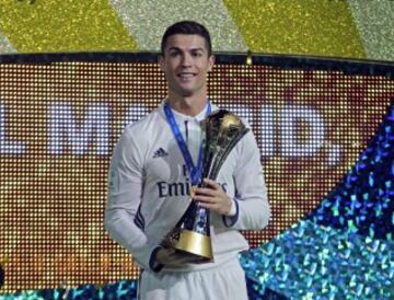 Cristiano Ronaldo con el trofeo de Campeón del Mundial de Clubes