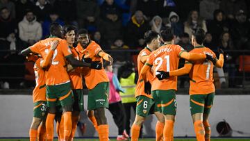 Los jugadores del Valencia celebran su primer gol durante el encuentro correspondiente a los octavos de final de la Copa del Rey que disputan hoy martes Ourense CF y Valencia en el estadio O Couto, en Ourense.