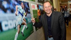 Jean-Pierre Papin firmando una imagen suya cuando era jugador. 