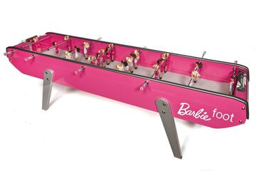 Este sorprendente diseño de futbolín "Barbie Foot" de Chloé Ruchon tampoco deja indiferente a nadie. De color rosa y con unas jugadoras muy especiales reivindica el juego para todos y todas.