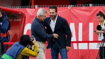 PALMA DE MALLORCA, 25/05/2023.- El entrenador del Mallorca, el mexicano Javier Aguirre (i), saluda al entrenador del Valencia, Rubén Baraja (d), antes del encuentro de la jornada 36 de LaLiga entre el RCD Mallorca y el Valencia CF, este jueves en el estadio de Son Moix, en Mallorca. EFE/CATI CLADERA