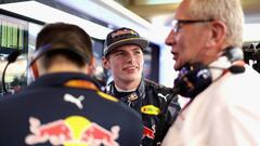 Max Verstappen con Helmut Marko en el box de Red Bull durante el GP de Abu Dhabi 2016.