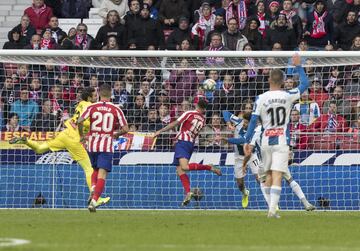 Balón a la espalda de la defensa del Espanyol que controla Morata y su centro lo remata a gol Correa casi sobre la línea.