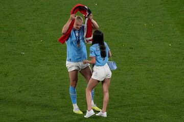 El delantero noruego del Manchester City celebró la victoria en la final de la Champions League 2023 sobre el césped del Estadio Olímpico Atatürk junto a su pareja sentimental Isabel Haugseng.