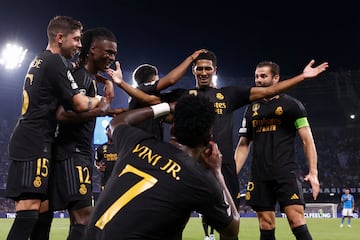 Vinicius 'fotografía' a Bellingham tras el gol que el inglés marcó en Nápoles en la fase de grupos de la Champions.