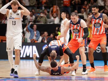 Los jugadores del Leyma Coruña celebran el triple que empataba el encuentro de la primera jornada de la Liga Endesa ante el Real Madrid este domingo en el Coliseum de A Coruña, y en el que el equipo local ha logrado la victoria.