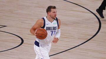 Luka Doncic sube el balón durante el partido contra Milwaukee Bucks.