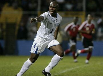 Retirado defensor hondureño con más de 70 apariciones con la selección.