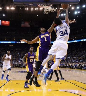 D'Angelo Russell lucha por el balón con Shaun Livingston.