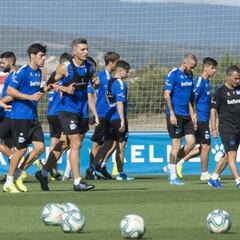 El Alavés ofrece a los jugadores dejar de percibir el 12 % del salario si se vuelve a jugar