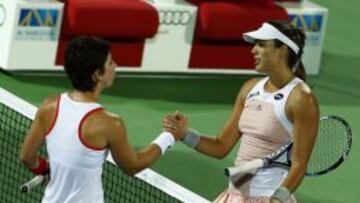 Carla Suárez y Garbiñe Muguruza se saludan tras el partido.